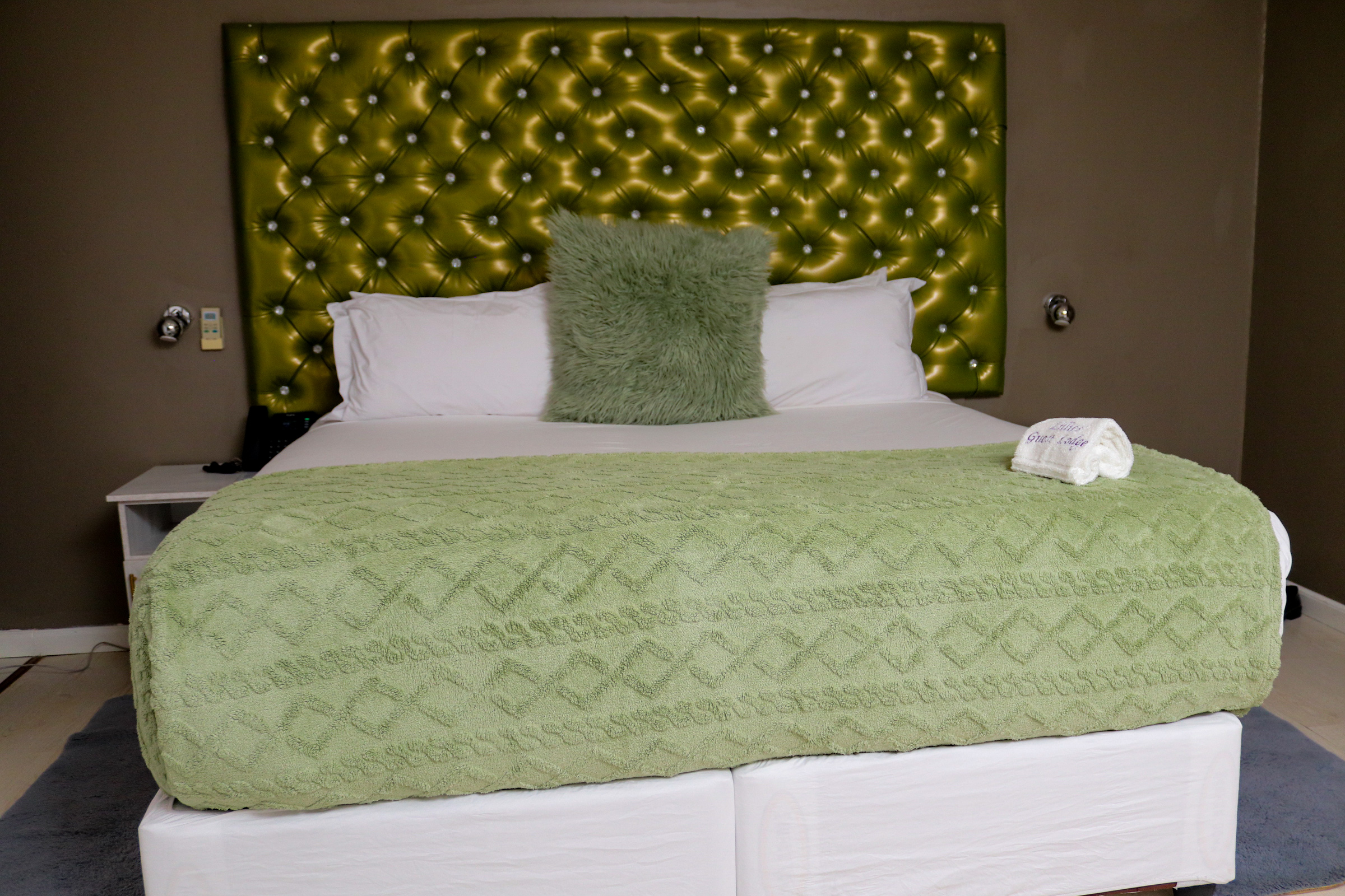 Lillies Guest Lodge green bedroom